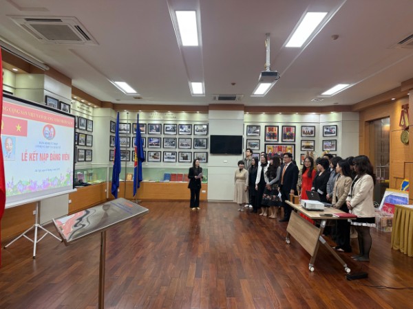 Chi bộ Vụ Hợp tác quốc tế tổ chức Lễ kết nạp Đảng viên mới